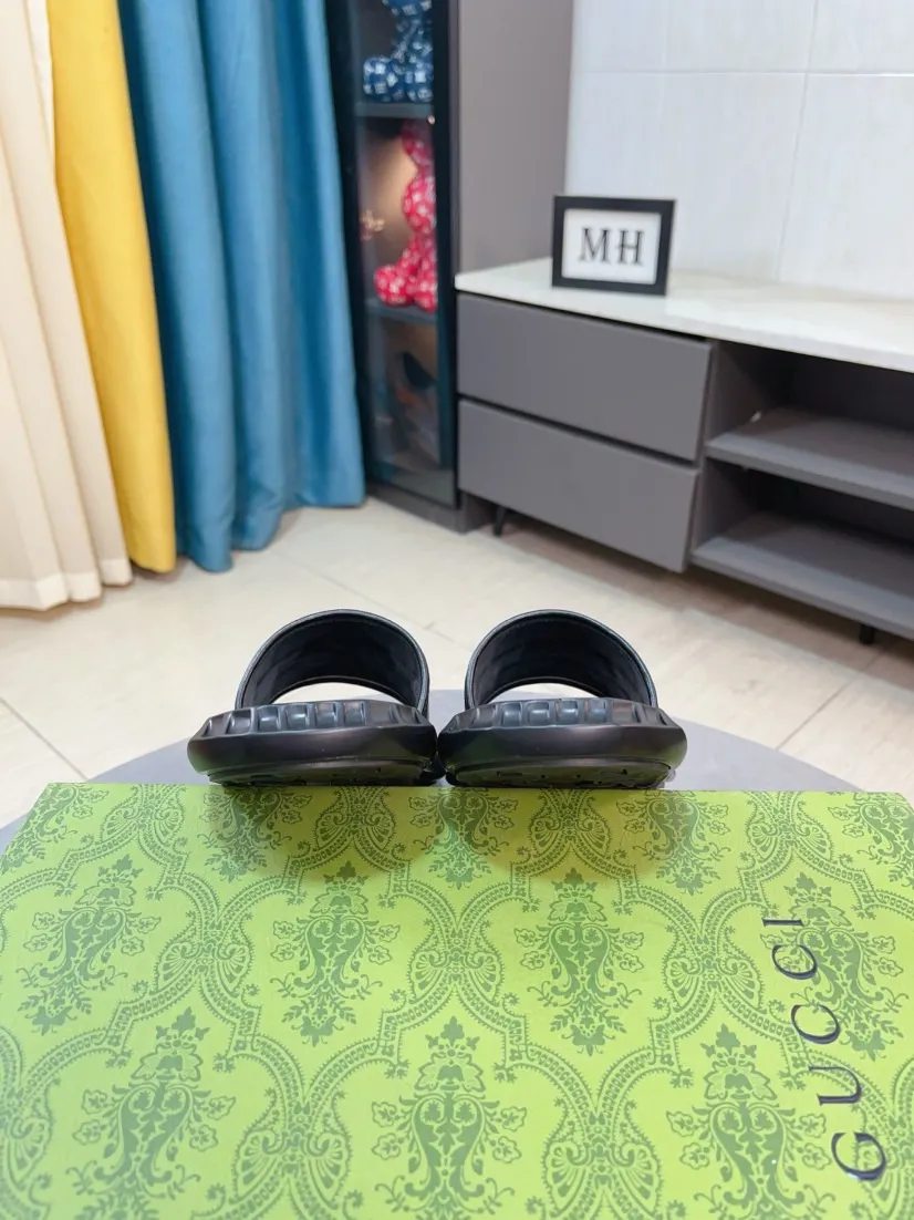Men's shoes 💰260🌹🌹 (gucci-Gucci) New men's slippers, high-end boutique, made of cowhide, with exquisite embossed logo decoration on the upper, fine workmanship, super soft soles, casual, loose and comfortable, a must-have in summer! \nsize：38-44